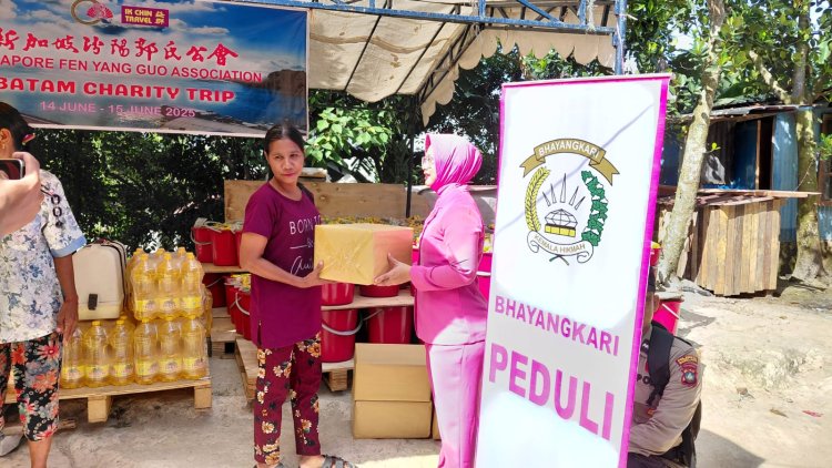 Polsek Batu Aji dan Bhayangkari Gelar Bakti Sosial Bersama Komunitas Kawan Kita dan Umat Buddha Singapura di Kampung Biawak