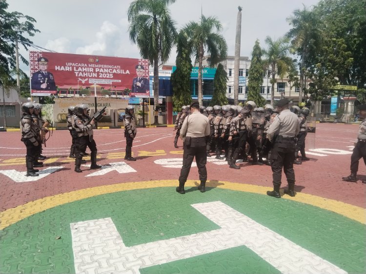 Personel Satsamapta Polres Karimun Gelar Peragaan Dalmas Lanjut Sambut HUT Bhayangkara ke-79
