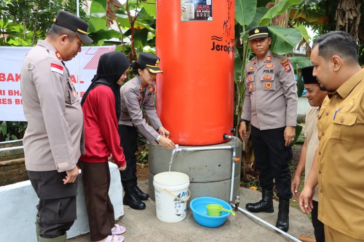 Kapolres Bintan meninjau dan menyerahkan bantuan sosial, berupa sumur kepada masyarakat Bintan