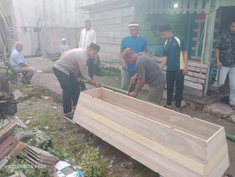 Polisi Hadir Saat Duka: Bripka Hendri Eratkan Silaturahmi di Rumah Duka Warga Kelurahan Dabo