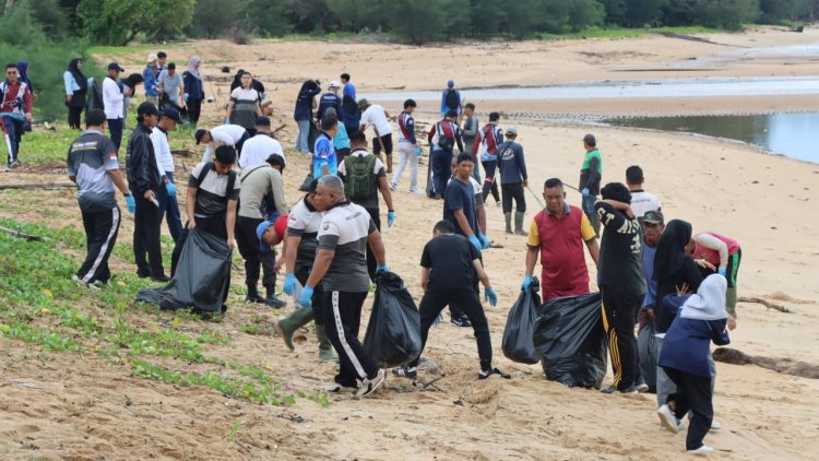 Peduli Lingkungan, Wujud Nyata Bhayangkara: Polres Lingga Gelar Aksi Bersih Pantai Sambut HUT Bhayangkara ke-79