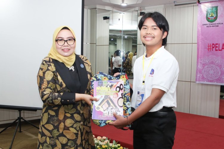 Hj. Erlita Sari Amsakar Resmikan Pelatihan dan Sertifikasi Tata Rias Pengantin di Batam