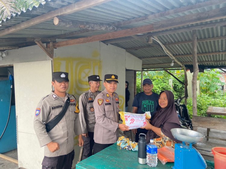 Polsek Moro Salurkan Bantuan Sosial Sambut HUT Bhayangkara ke-79