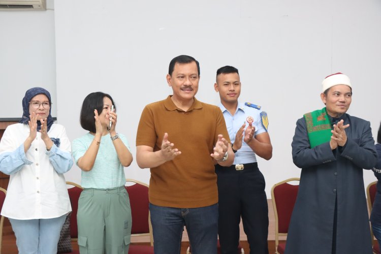 JELANG HARI BHAYANGKARA KE-79, BIDHUMAS POLDA KEPRI HADIRKAN SENYUM ANAK PANTI LEWAT KUNJUNGAN DAN DOA BERSAMA DI MEGA MALL BATAM CENTER