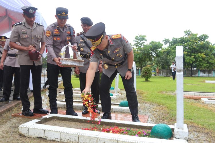 POLDA KEPRI GELAR ZIARAH MAKAM PAHLAWAN PERINGATI HARI BHAYANGKARA KE-79