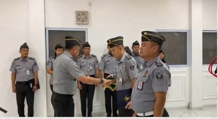 Pimpin Apel Pagi, Kalapas Batam Serahkan Penghargaan kepada Tiga Petugas Berprestasi