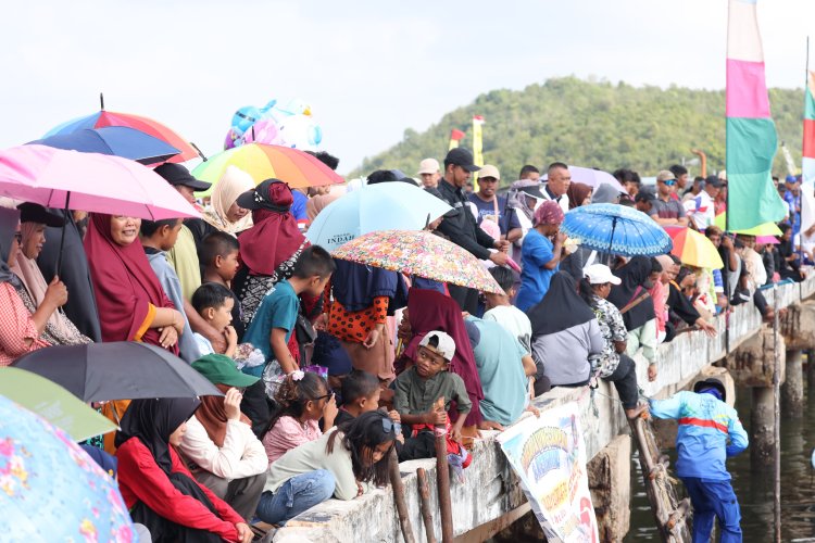 Meriah! Polda Kepri Gelar Lomba Dayung Sampan dan Ketinting di Hari Bhayangkara ke-79