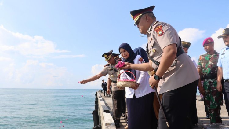 Polres Lingga Gelar Upacara Tabur Bunga Di Laut Untuk Mengenang Jasa Pahlawan, Sambut Hut Bhayangkara Ke-79