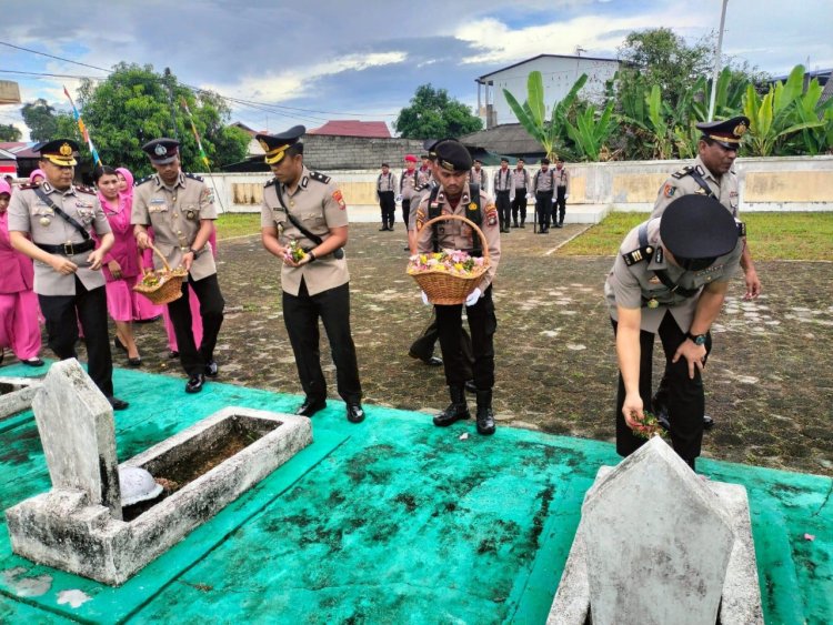 Peringati HUT Bhayangkara ke 79, Wakapolres Karimun Pimpin Ziarah di Makam Pahlawan Tanjung Batu Kecamatan Kundur Kabupaten Karimun