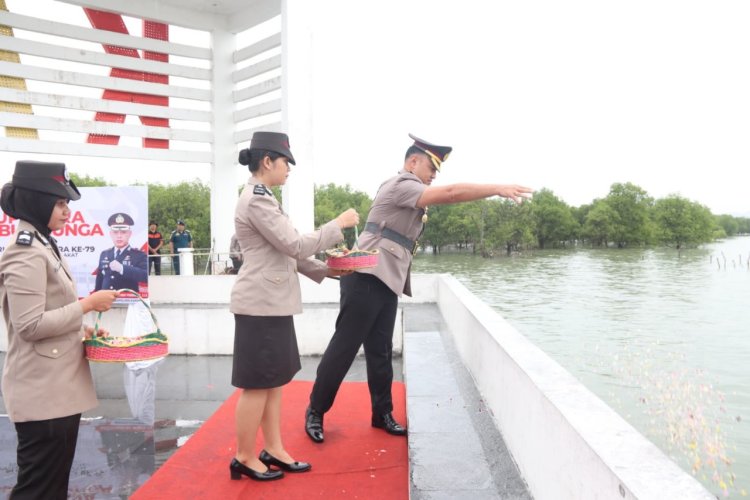 Peringati HUT Bhayangkara ke-79, Kapolres Karimun Pimpin Upacara Tabur Bunga di Tugu MTQ Coastal Area Kab. Karimun