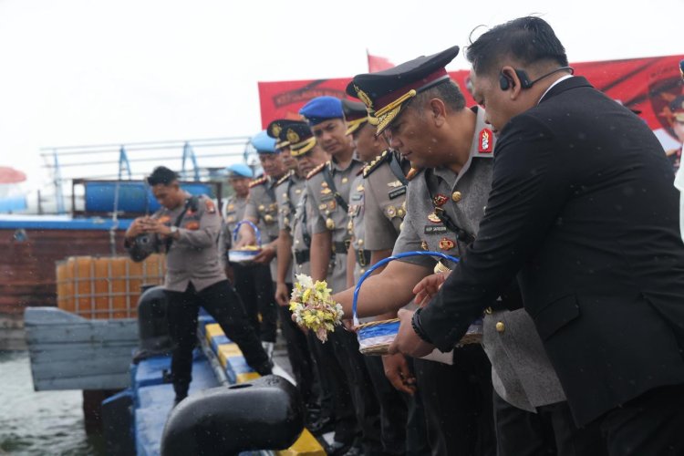 POLDA KEPRI GELAR TABUR BUNGA, PELETAKKAN BATU PERTAMA MASJID, PERESMIAN KAPAL DAN BAKSOS DALAM RANGKA HARI BHAYANGKARA KE-79