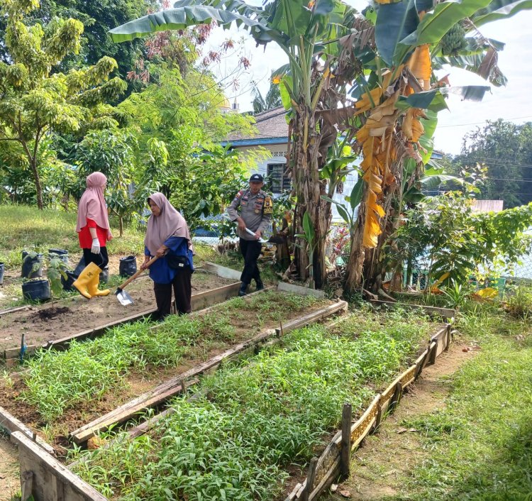Polsek Lubuk Baja Dukung Ketahanan Pangan Bersama Masyarakat Kelurahan Batu Selicin