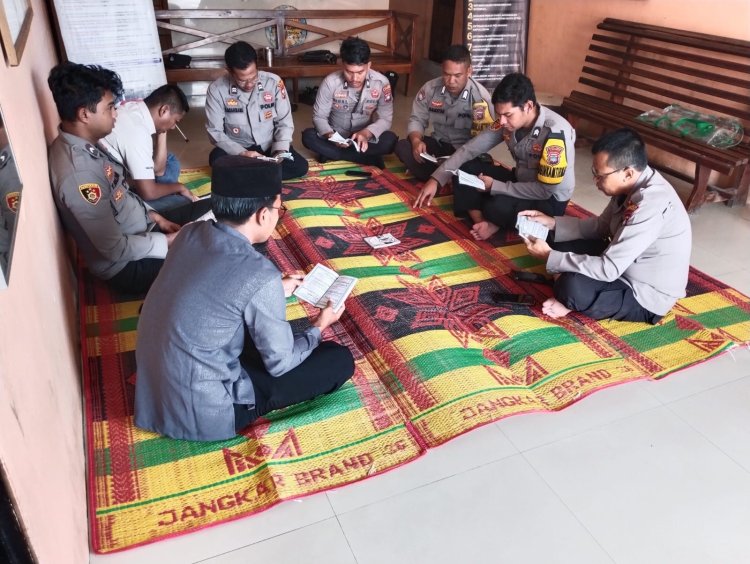 Personel Polsek Moro Laksanakan Kegiatan Rutin Binrohtal, Mantapkan Iman dan Etika dalam Tugas