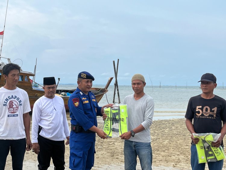 Satpolairud Polres Lingga Turun ke Laut: Life Jacket Jadi Hadiah Bhayangkara untuk Nelayan