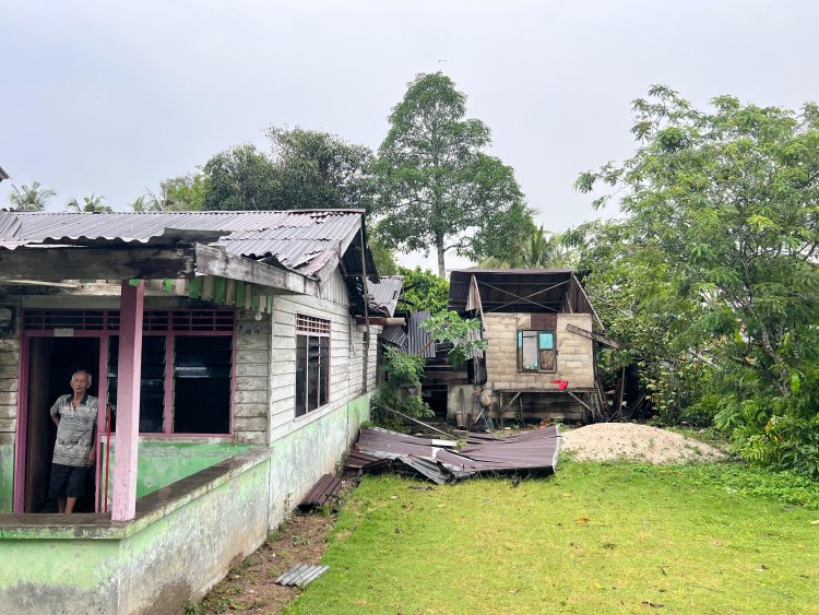 Puting Beliung Robohkan Rumah Warga, Polsek Dabo Singkep Sigap Hadir Beri Pertolongan