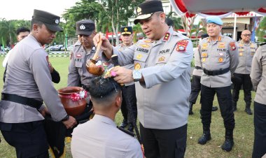 KAPOLDA KEPRI PIMPIN UPACARA KENAIKAIN PANGKAT 442 PERSONEL POLDA KEPRI