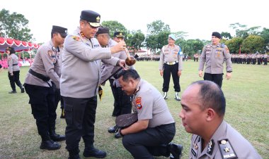 KAPOLDA KEPRI PIMPIN UPACARA KENAIKAIN PANGKAT 442 PERSONEL POLDA KEPRI