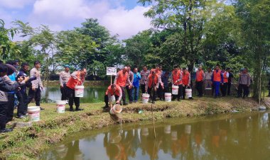 Kapolresta Barelang Hadiri Kegiatan Tabur Benih Ikan Air Tawar Dukung Program Ketahanan Pangan Polda Kepri