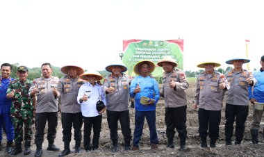 POLDA KEPRI LAKSANAKAN PENANAMAN JAGUNG SERENTAK KUARTAL III DAN PENANAMAN JAGUNG DI LAHAN PERHUTANAN SOSIAL