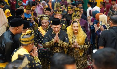 KAPOLDA KEPRI HADIRI PROSESI KAPOLRI TERIMA ANUGERAH ADAT INGATAN BUDI DARI LAM RIAU: SIMBOL KEHORMATAN, AMANAH MORAL, DAN KOMITMEN KEBANGSAAN