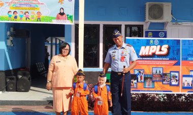 Danlanud RSA dan Ketua Yasarini Pengurus Cab. Lanud RSA Natuna Sambut Siswa Baru TK Angkasa dengan Hangat