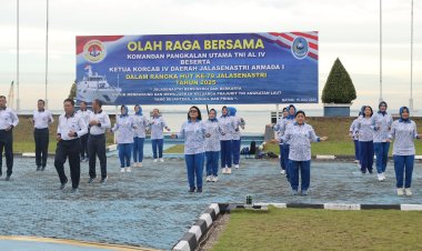 SAMBUT HUT JALASENASTRI KE-79, DANLANTAMAL IV GELAR OLAHRAGA BERSAMA PRAJURIT GARDASAMUDERA