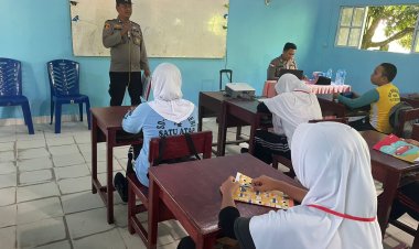 Bhabinkamtibmas Desa Pongkar Sampaikan Materi Perlindungan Anak dan Latih PBB di SMP Satu Atap Pongkar