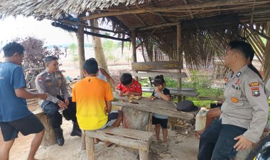 Personel Binmas Sambangi Warga Sekop Laut, Sampaikan Himbauan Kamtibmas Terkini