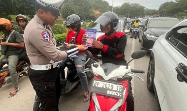 Satlantas Polresta Barelang Gencarkan Edukasi Keselamatan Berkendara Melalui Pembagian Stiker dan Brosur dalam Operasi Patuh Seligi 2025