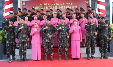 SATBRIMOB POLDA KEPRI GELAR UPACARA SERAH TERIMA BENDERA LAMBANG DUAJA DAN PISAH SAMBUT KOMANDAN SATBRIMOB POLDA KEPRI
