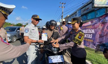 Jumat berkah, Polres Bintan berbagi makanan ke pengendara