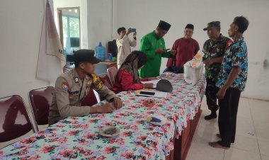 Bersama Warga, Brigadir Nofri Dampingi Penyaluran Bantuan Pangan: Wujud Nyata Sinergi Polri dan Pemerintah Hadapi Tantangan Ekonomi