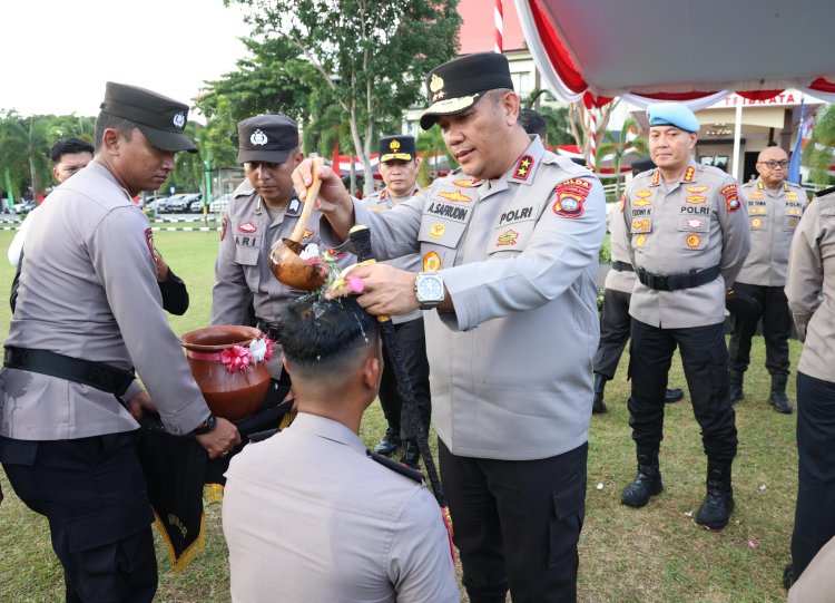 KAPOLDA KEPRI PIMPIN UPACARA KENAIKAIN PANGKAT 442 PERSONEL POLDA KEPRI