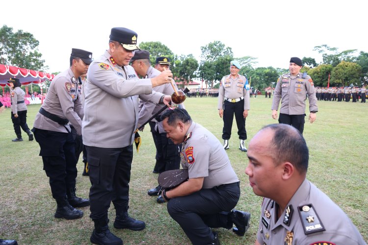 KAPOLDA KEPRI PIMPIN UPACARA KENAIKAIN PANGKAT 442 PERSONEL POLDA KEPRI