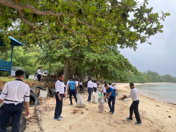 TNI AL Lantamal IV Batam Gelar Aksi Bersih Pantai, Wujud Komitmen Jaga Kelestarian Lingkungan