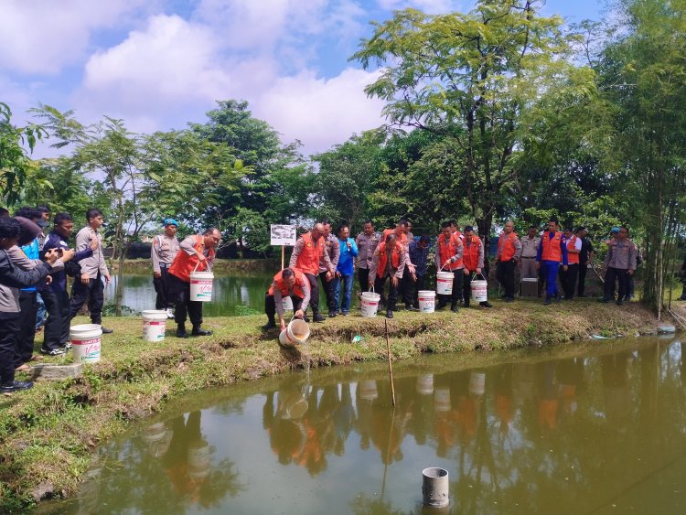 Kapolresta Barelang Hadiri Kegiatan Tabur Benih Ikan Air Tawar Dukung Program Ketahanan Pangan Polda Kepri