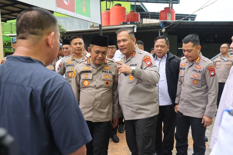 KAPOLDA KEPRI RESMIKAN SANITASI DI PONPES DAARUL HIKAM BATAM