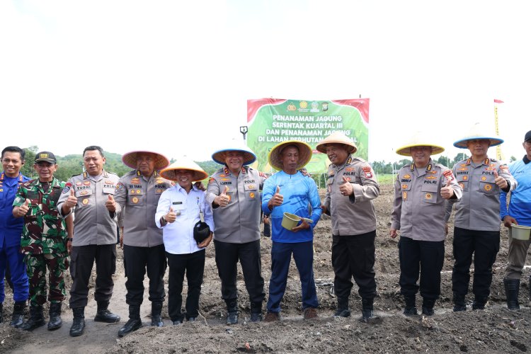 POLDA KEPRI LAKSANAKAN PENANAMAN JAGUNG SERENTAK KUARTAL III DAN PENANAMAN JAGUNG DI LAHAN PERHUTANAN SOSIAL