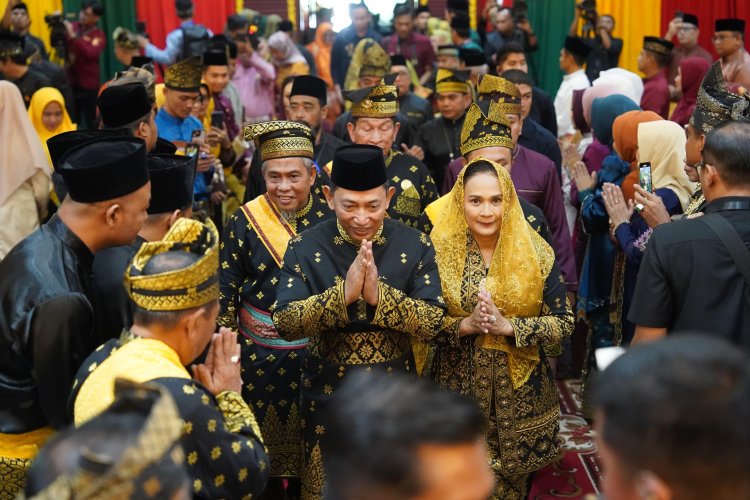 KAPOLDA KEPRI HADIRI PROSESI KAPOLRI TERIMA ANUGERAH ADAT INGATAN BUDI DARI LAM RIAU: SIMBOL KEHORMATAN, AMANAH MORAL, DAN KOMITMEN KEBANGSAAN