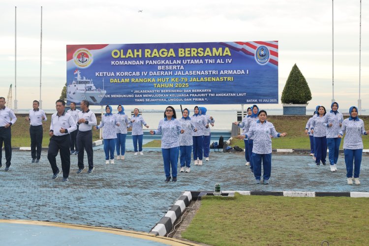 SAMBUT HUT JALASENASTRI KE-79, DANLANTAMAL IV GELAR OLAHRAGA BERSAMA PRAJURIT GARDASAMUDERA