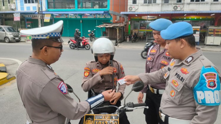 SATLANTAS POLRES KARIMUN GELAR PENEGAKAN DISIPLIN INTERNAL MELALUI PENGECEKAN KELENGKAPAN RANMOR DAN ADMINISTRASI ANGGOTA