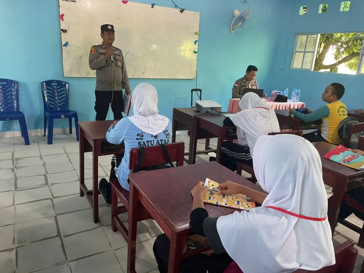 Bhabinkamtibmas Desa Pongkar Sampaikan Materi Perlindungan Anak dan Latih PBB di SMP Satu Atap Pongkar