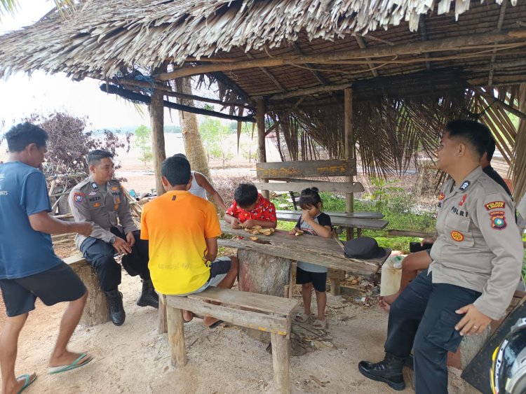 Personel Binmas Sambangi Warga Sekop Laut, Sampaikan Himbauan Kamtibmas Terkini
