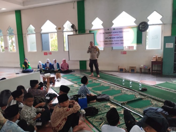 BHABINKAMTIBMAS KEL. BENGKONG LAUT LAKSANAKAN SOSIALISASI MATSAMA DI MTS NEGERI 1 BATAM