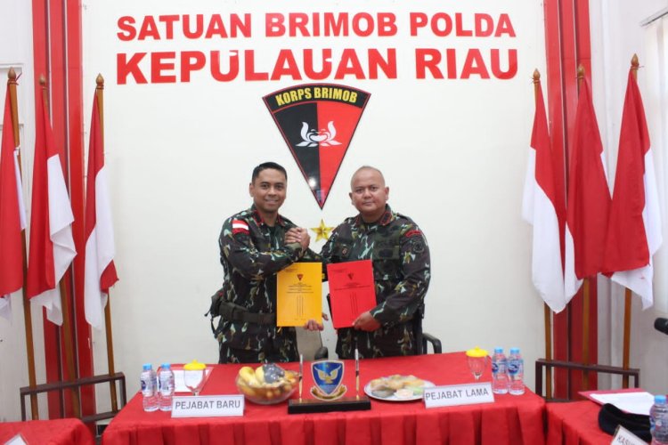 Satbrimob Polda Kepri Laksanakan Tradisi Serah Terima Duaja dan Pisah Sambut Komandan Baru