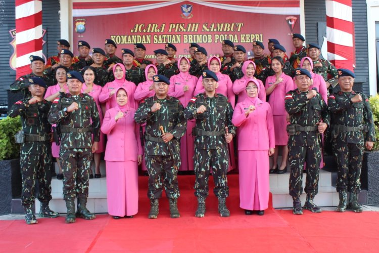SATBRIMOB POLDA KEPRI GELAR UPACARA SERAH TERIMA BENDERA LAMBANG DUAJA DAN PISAH SAMBUT KOMANDAN SATBRIMOB POLDA KEPRI