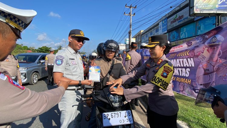 Jumat berkah, Polres Bintan berbagi makanan ke pengendara