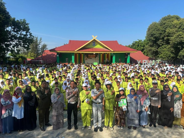 Polresta Barelang Gelar Police Go To School di SMPN 4 Bengkong Dalam Rangka Operasi Patuh Seligi 2025