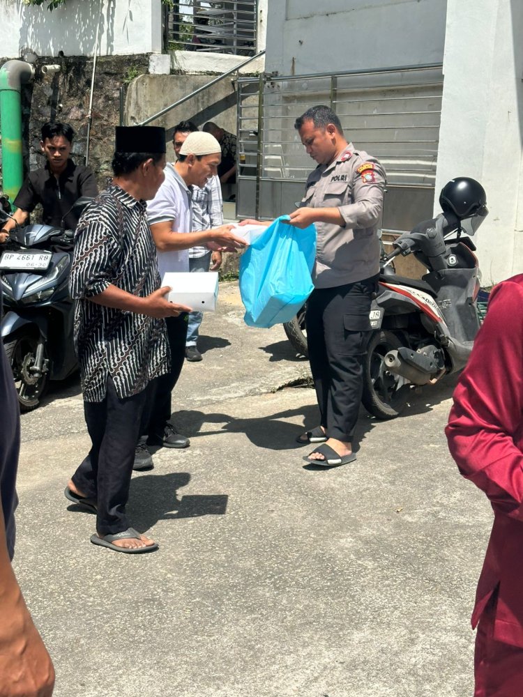 Polsek Lubuk Baja Gelar Bakti Sosial Jumat Berkah di Masjid Al Falah