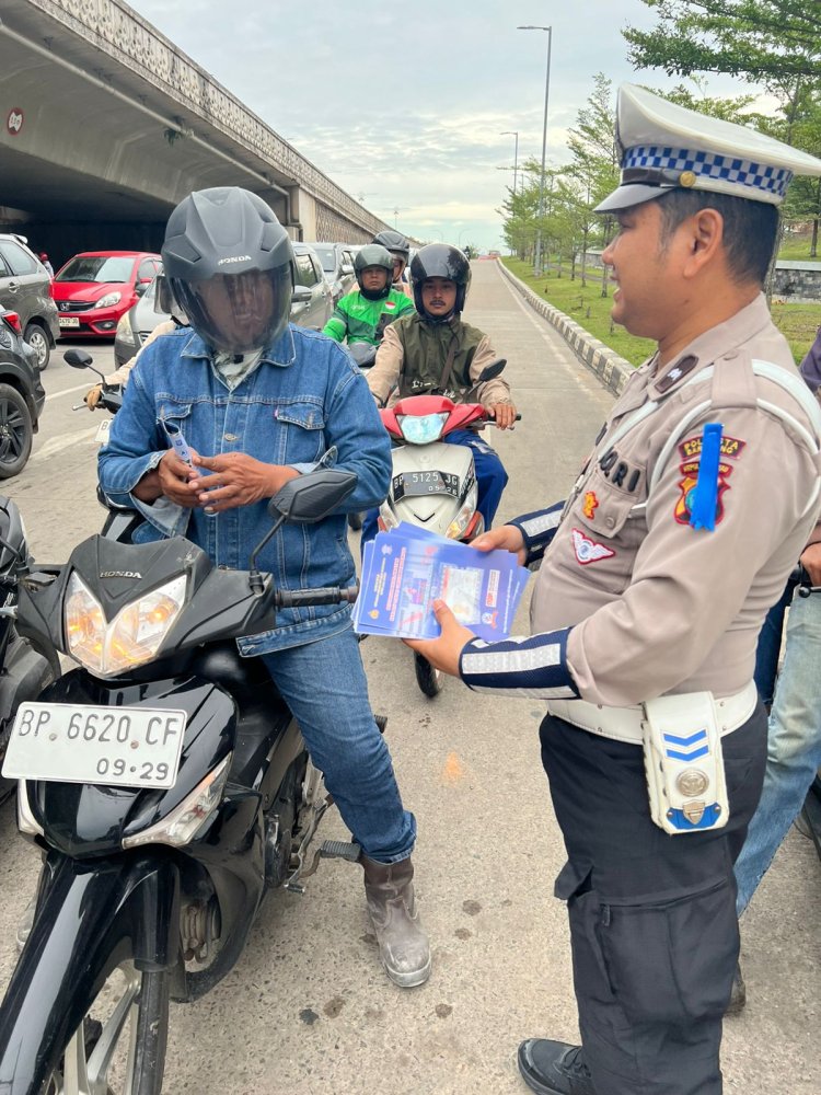 Satlantas Polresta Barelang Bagikan Brosur Dan Himbauan Keselamatan Berkendara Dalam Rangka Ops Patuh Seligi 2025